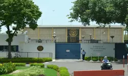 ഡല്ഹിയില് നെതന്യാഹുവിനെതിരേ പോസ്റ്റര് പതിച്ച് യൂറോപ്യന് എംബസി ജീവനക്കാരന് ഡല്ഹിയില് നെതന്യാഹുവിനെതിരേ പോസ്റ്റര് പതിച്ച് യൂറോപ്യന് എംബസി ജീവനക്കാരന്