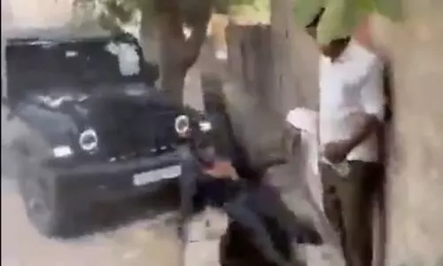 ഇന്‍സ്റ്റഗ്രാം പോസ്റ്റുകളെ ചൊല്ലി തര്‍ക്കം; നോയ്ഡയില്‍ യുവാവിനെ ഥാര്‍ കയറ്റി കൊല്ലാന്‍ ശ്രമം (വീഡിയോ-2)