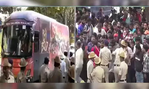 ആര്സിബിയുടെ വിജയാഘോഷത്തിലെ തിക്കിലും തിരക്കിലും ഏഴ് മരണം; നിരവധി പേര്ക്ക് പരിക്ക് (VIDEO) ആര്സിബിയുടെ വിജയാഘോഷത്തിലെ തിക്കിലും തിരക്കിലും ഏഴ് മരണം; നിരവധി പേര്ക്ക് പരിക്ക് (VIDEO)