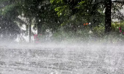 മധ്യ കേരളത്തില്‍ അടുത്ത മൂന്നു മണിക്കൂര്‍ ശക്തമായ; ഇടിമിന്നലിനും കാറ്റിനും സാധ്യത