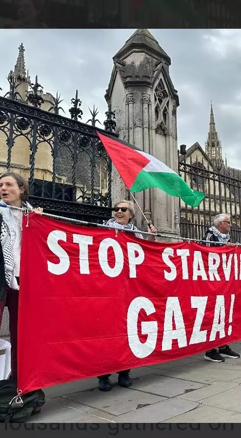 ഇസ്രായേലിനെതിരേ ഉപരോധം ശക്തമാക്കുക; മനുഷ്യ ചങ്ങലയായി ആയിരങ്ങൾ