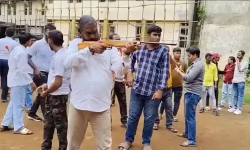 മഹാരാഷ്ട്രയിലെ ചെമ്പൂരില് ആയുധ പരിശീലന ക്യാംപ് നടത്തി രാഷ്ട്രീയ ബജ്റങ്ദള്(വീഡിയോ) മഹാരാഷ്ട്രയിലെ ചെമ്പൂരില് ആയുധ പരിശീലന ക്യാംപ് നടത്തി രാഷ്ട്രീയ ബജ്റങ്ദള്(വീഡിയോ)
