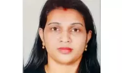 അയല്വാസിയെ ഹണിട്രാപ്പില് കുടുക്കി പണം തട്ടി; യുവതി അറസ്റ്റില് അയല്വാസിയെ ഹണിട്രാപ്പില് കുടുക്കി പണം തട്ടി; യുവതി അറസ്റ്റില്