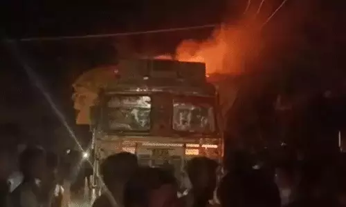 മാംസം കൊണ്ടുപോവുകയായിരുന്ന ലോറിക്ക് തീയിട്ട് ഹിന്ദുത്വര്‍ (വീഡിയോ)