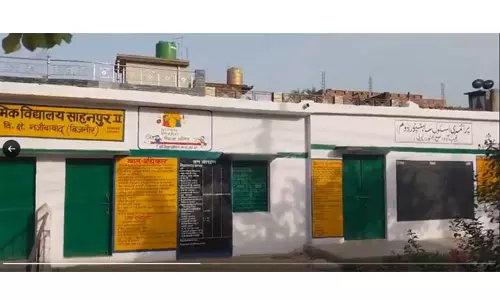 സ്കൂളിന്റെ പേര് ഉര്ദുവില് എഴുതിയതിന് പ്രിന്സിപ്പാലിന് സസ്പെന്ഷന് സ്കൂളിന്റെ പേര് ഉര്ദുവില് എഴുതിയതിന് പ്രിന്സിപ്പാലിന് സസ്പെന്ഷന്