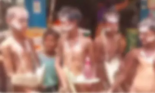 കടയില്‍ നിന്ന് ചോക്ലേറ്റ് എടുത്തെന്ന് ആരോപിച്ച് കുട്ടികളെ നഗ്നരാക്കി നടത്തിച്ചു