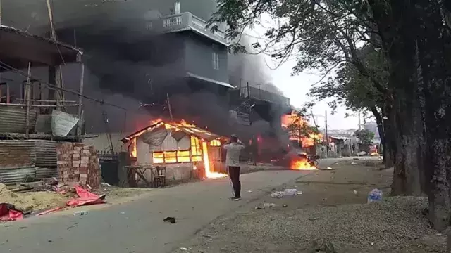 മെയ്‌തെയ് നേതാവ് അറസ്റ്റില്‍; മണിപ്പൂരില്‍ വീണ്ടും സംഘര്‍ഷം; ഇന്റര്‍നെറ്റ് സേവനങ്ങള്‍ റദ്ദാക്കി; നിരോധനാജ്ഞ
