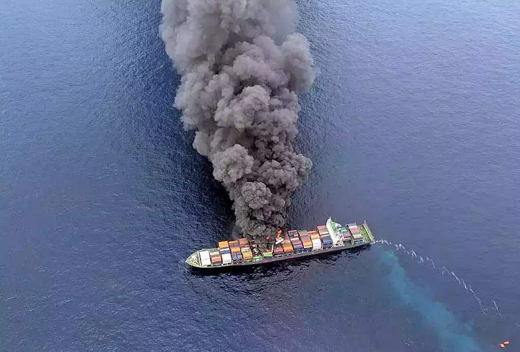 കോഴിക്കോട് തീരത്ത് തീപിടിച്ച ചരക്ക് കപ്പലിനെയാകെ തീവിഴുങ്ങി; കനത്ത പുക; തകരാന്‍ സാധ്യത