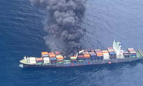 ചരക്കുകപ്പലിനു തീപിടിച്ച സംഭവം; കടലിൽ ചാടിയ 18 പേരും രക്ഷാബോട്ടുകളിൽ; അടിയന്തിര ചികിൽസ ഉറപ്പാക്കാൻ മുഖ്യമന്ത്രിയുടെ നിർദേശം ചരക്കുകപ്പലിനു തീപിടിച്ച സംഭവം; കടലിൽ ചാടിയ 18 പേരും രക്ഷാബോട്ടുകളിൽ; അടിയന്തിര ചികിൽസ ഉറപ്പാക്കാൻ മുഖ്യമന്ത്രിയുടെ നിർദേശം