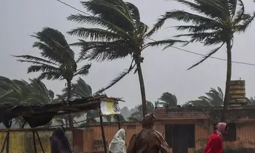 സംസ്ഥാനത്ത് ശക്തമായ കാറ്റിനു സാധ്യത; മണിക്കൂറിൽ 30 മുതൽ 40 കിലോമീറ്റർ വരെ വേഗതയുണ്ടാവുമെന്ന് കാലാവസ്ഥ വകുപ്പ് സംസ്ഥാനത്ത് ശക്തമായ കാറ്റിനു സാധ്യത; മണിക്കൂറിൽ 30 മുതൽ 40 കിലോമീറ്റർ വരെ വേഗതയുണ്ടാവുമെന്ന് കാലാവസ്ഥ വകുപ്പ്