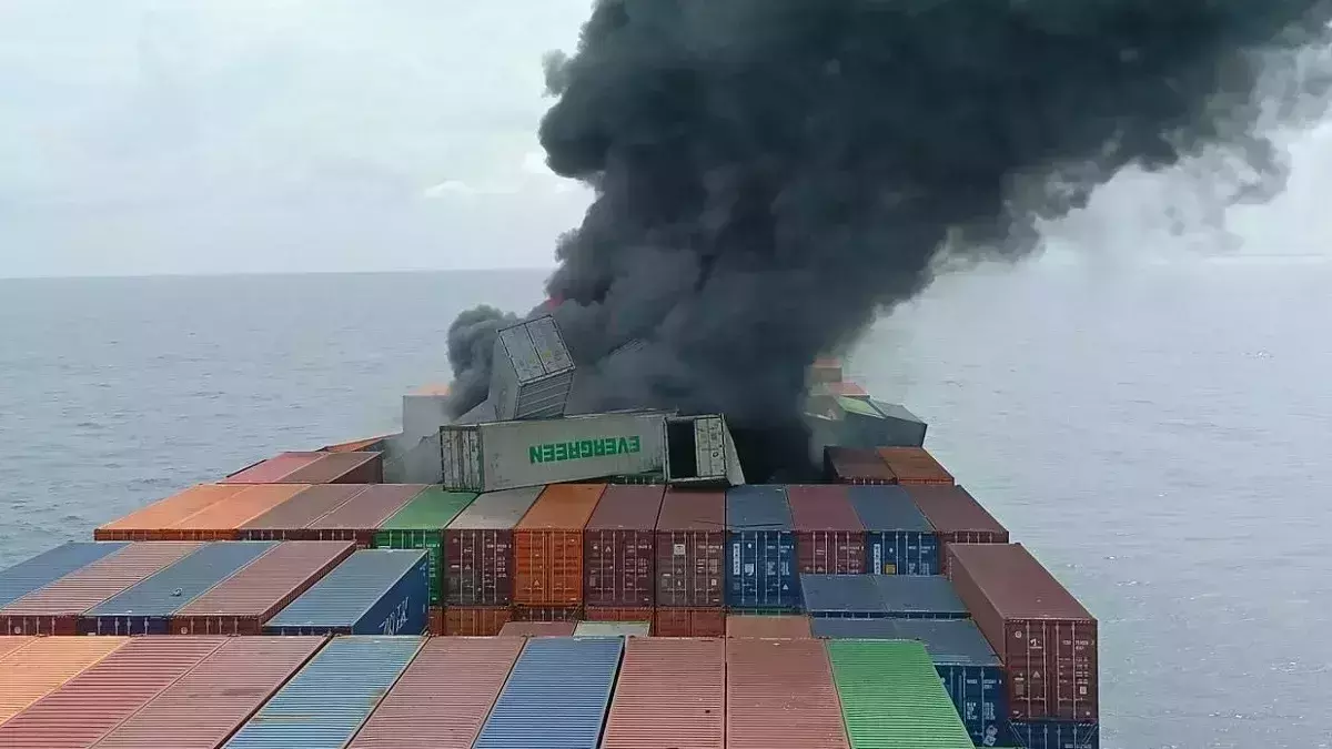 കപ്പല്‍ തീപിടിച്ച സംഭവം; കണ്ടെയ്നറുകള്‍ കൊച്ചി, കോഴിക്കോട് തീരത്തടിയും; മുന്നറിയിപ്പ്