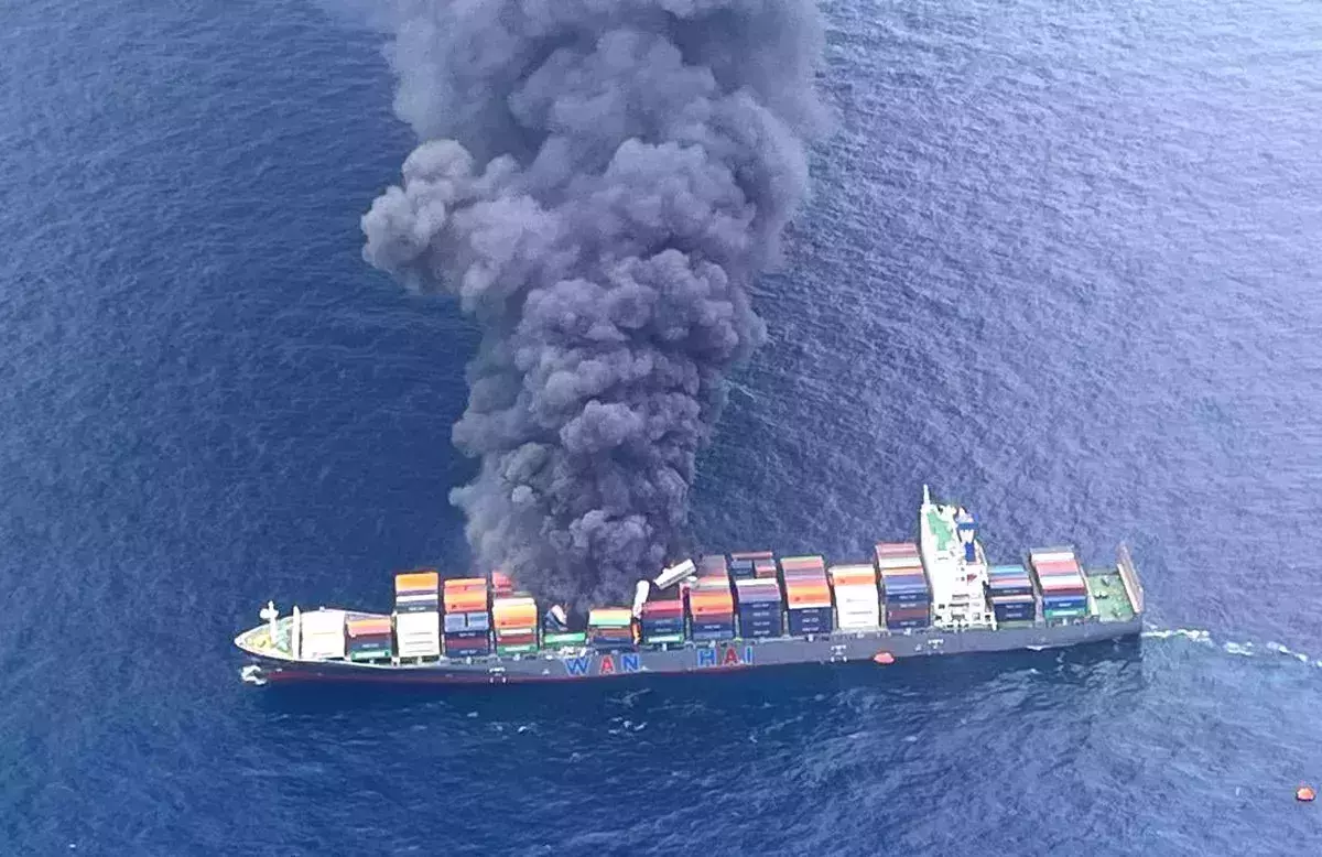 ചരക്കു കപ്പല്‍ അപകടം; നാലു ദിവസത്തേക്ക് കണ്ടയ്‌നറുകള്‍ തീരത്തേക്ക് എത്തില്ല, മുന്നറിയിപ്പ്