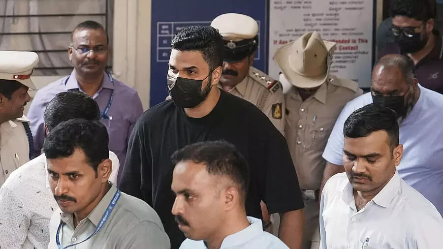 ആര്സിബി വിക്ടറി പരേഡിനിടെ 11 പേര് മരിച്ച സംഭവം; ആര്സിബി മാര്ക്കറ്റിംഗ് മേധാവി നിഖില് സൊസാലെ കസ്റ്റഡിയില് തുടരും ആര്സിബി വിക്ടറി പരേഡിനിടെ 11 പേര് മരിച്ച സംഭവം; ആര്സിബി മാര്ക്കറ്റിംഗ് മേധാവി നിഖില് സൊസാലെ കസ്റ്റഡിയില് തുടരും