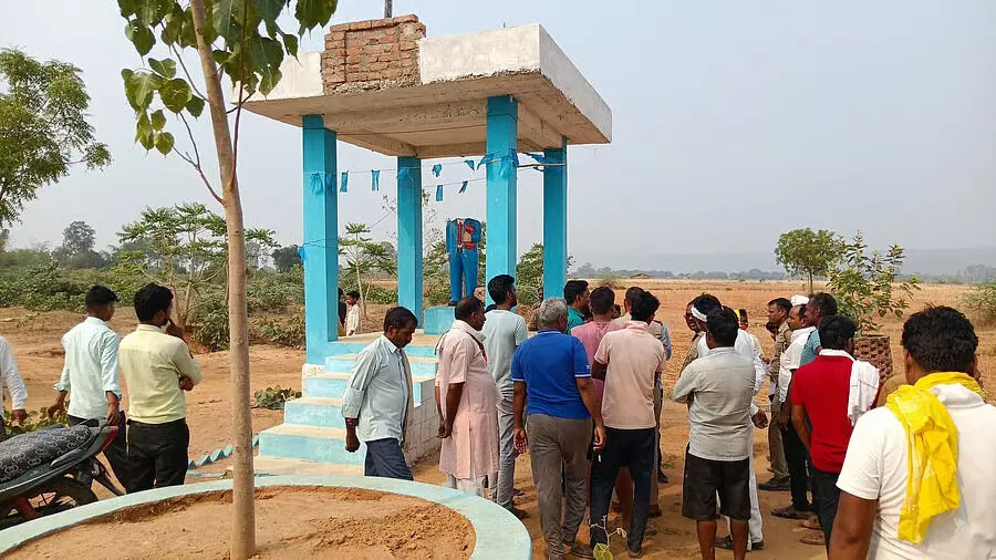 യുപിയിലെ മിര്സാപൂരില് അംബേദ്കറുടെ പ്രതിമ തകര്ത്തു യുപിയിലെ മിര്സാപൂരില് അംബേദ്കറുടെ പ്രതിമ തകര്ത്തു