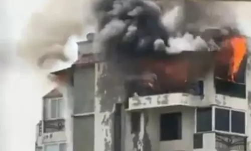 ഡല്‍ഹിയിലെ അപ്പാര്‍ട്ട്‌മെന്റില്‍ തീപിടിത്തം; താഴേയ്ക്കു ചാടിയ പിതാവും മക്കളും മരിച്ചു