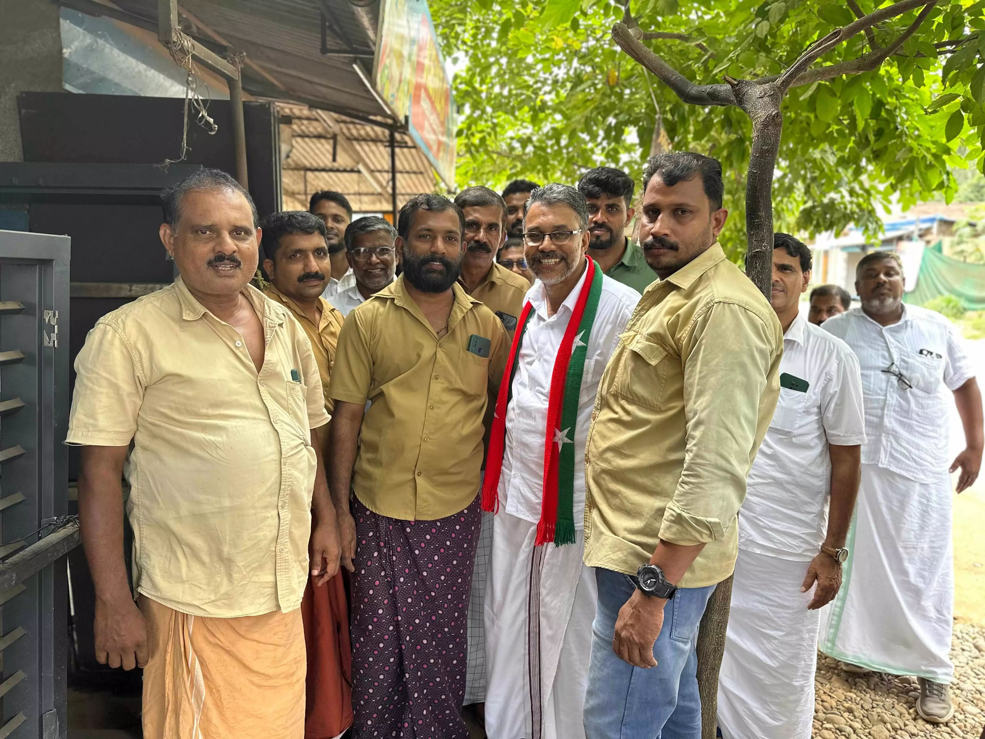 നിലമ്പൂര് ഉപതിരഞ്ഞെടുപ്പ് പ്രചാരണം:മലയോര മേഖല കീഴടക്കി അഡ്വ.സാദിഖ് നടുത്തൊടി നിലമ്പൂര് ഉപതിരഞ്ഞെടുപ്പ് പ്രചാരണം:മലയോര മേഖല കീഴടക്കി അഡ്വ.സാദിഖ് നടുത്തൊടി
