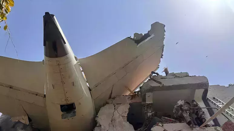 അഹമ്മദാബാദ് വിമാന ദുരന്തം: വിമാനത്തിന്റെ മുന്വശത്തെ ബ്ലാക്ക് ബോക്സ് കണ്ടെത്താനായില്ല; തിരച്ചില് ഊര്ജ്ജിതം അഹമ്മദാബാദ് വിമാന ദുരന്തം: വിമാനത്തിന്റെ മുന്വശത്തെ ബ്ലാക്ക് ബോക്സ് കണ്ടെത്താനായില്ല; തിരച്ചില് ഊര്ജ്ജിതം