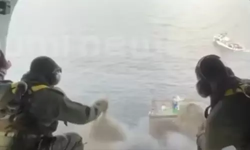 കത്തുന്ന കപ്പലിലേക്ക് ഡ്രൈ കെമിക്കല്‍ പൗഡര്‍ ബോംബ്; തീ അണയ്ക്കാന്‍ വ്യോമസേനയും