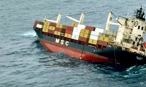 കൊച്ചി കപ്പലപകടം; നഷ്ടം കപ്പല്കമ്പനിയില് നിന്നു തിരിച്ചു പിടിക്കണം: ഹൈക്കോടതി കൊച്ചി കപ്പലപകടം; നഷ്ടം കപ്പല്കമ്പനിയില് നിന്നു തിരിച്ചു പിടിക്കണം: ഹൈക്കോടതി