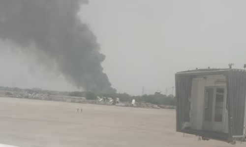 അഹമ്മദാബാദില്‍ വിമാനാപകടം; വിമാനം തകര്‍ന്നു വീണത് ടേക്ക് ഓഫിനിടെ