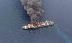 ഇനിയും അണയ്ക്കാനാവാതെ വാന്ഹായ് കപ്പലിലെ തീ ഇനിയും അണയ്ക്കാനാവാതെ വാന്ഹായ് കപ്പലിലെ തീ