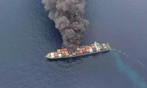 ഇനിയും അണയ്ക്കാനാവാതെ വാന്ഹായ് കപ്പലിലെ തീ ഇനിയും അണയ്ക്കാനാവാതെ വാന്ഹായ് കപ്പലിലെ തീ