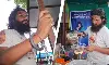 ഗാര്‍ഹിക പീഡനം ആരോപിച്ച് ഭാര്യ കേസ് കൊടുത്തു; ഭാര്യവീടിന് സമീപം 498എ ചായക്കടയിട്ട് യുവാവ്, വിലങ്ങണിഞ്ഞ് ചായ വില്‍പ്പന