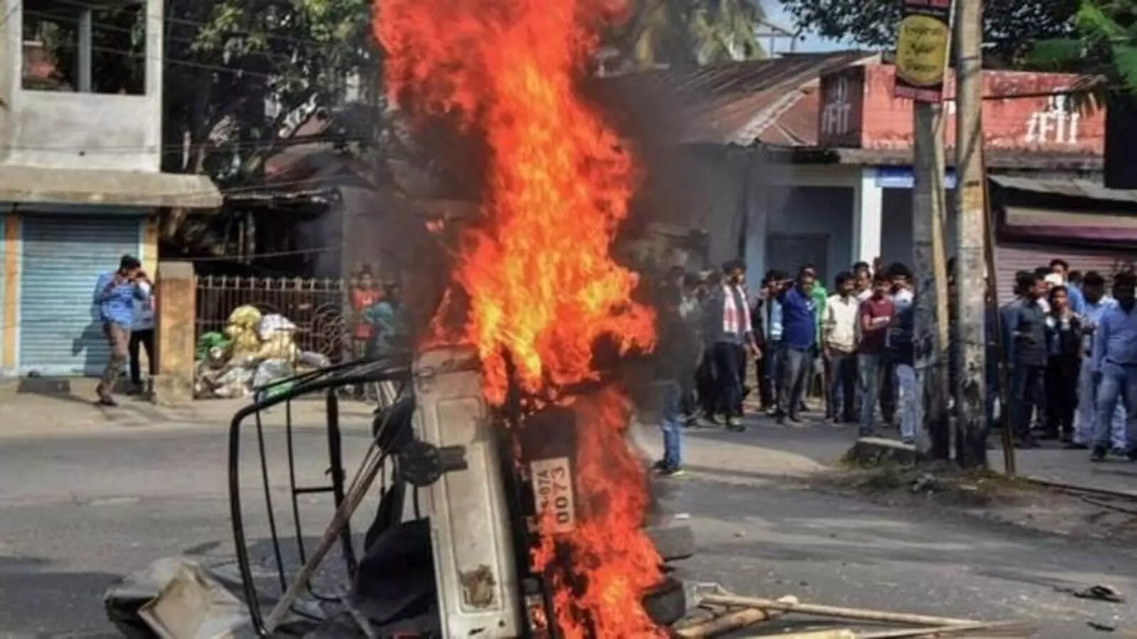 അസമിലെ ധുബ്രിയില് വര്ഗീയ സംഘര്ഷം; അക്രമികളെ കണ്ടാലുടന് വെടിവെയ്ക്കാന് ഉത്തരവിട്ട് മുഖ്യമന്ത്രി അസമിലെ ധുബ്രിയില് വര്ഗീയ സംഘര്ഷം; അക്രമികളെ കണ്ടാലുടന് വെടിവെയ്ക്കാന് ഉത്തരവിട്ട് മുഖ്യമന്ത്രി