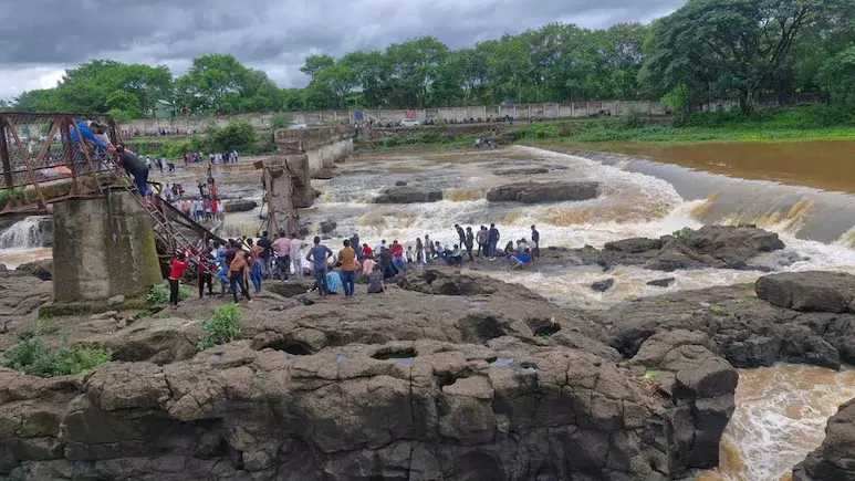 പൂനെയിലെ ഇന്ദ്രായനി പുഴയ്ക്ക് മുകളിലെ പാലം തകര്‍ന്നു; 20 വിനോദസഞ്ചാരികള്‍ ഒഴുക്കില്‍പ്പെട്ടു