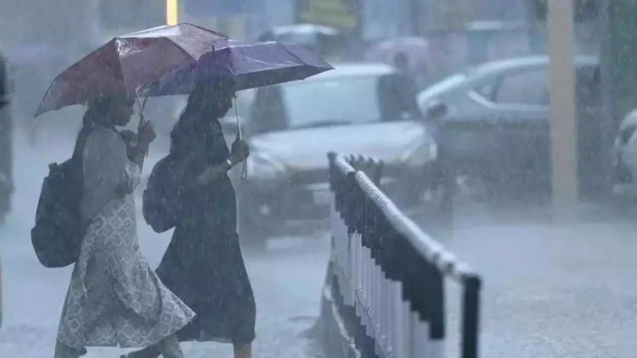 ചക്രവാതചുഴി, കേരളത്തില് മഴ കനക്കും; ശക്തമായ കാറ്റിനും ഉയര്ന്ന തിരമാലയ്ക്കും സാധ്യത ചക്രവാതചുഴി, കേരളത്തില് മഴ കനക്കും; ശക്തമായ കാറ്റിനും ഉയര്ന്ന തിരമാലയ്ക്കും സാധ്യത