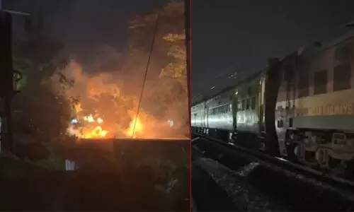 കൊല്ലത്ത് റെയില്വേ ട്രാക്കിന് മുകളില് മരം വീണ് തീപടര്ന്നു കൊല്ലത്ത് റെയില്വേ ട്രാക്കിന് മുകളില് മരം വീണ് തീപടര്ന്നു