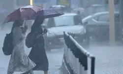 ചക്രവാതചുഴി, കേരളത്തില് മഴ കനക്കും; ശക്തമായ കാറ്റിനും ഉയര്ന്ന തിരമാലയ്ക്കും സാധ്യത ചക്രവാതചുഴി, കേരളത്തില് മഴ കനക്കും; ശക്തമായ കാറ്റിനും ഉയര്ന്ന തിരമാലയ്ക്കും സാധ്യത