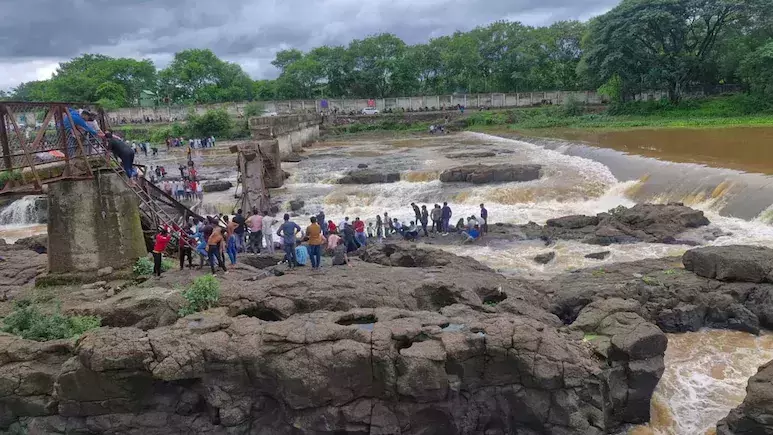 പൂനെയിലെ ഇന്ദ്രായനി പുഴയ്ക്ക് മുകളിലെ പാലം തകര്‍ന്നു; 20 വിനോദസഞ്ചാരികള്‍ ഒഴുക്കില്‍പ്പെട്ടു
