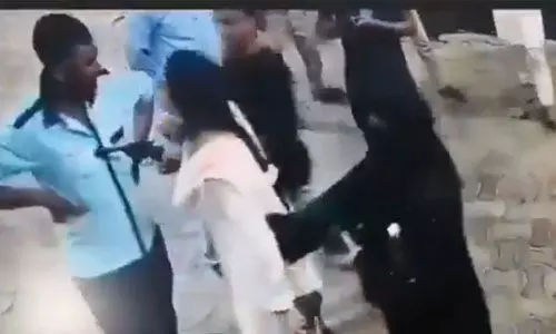 പെട്രോള്‍ പമ്പിലെ വാക്കുതര്‍ക്കത്തിനിടെ തോക്കുചൂണ്ടിയ യുവതിക്കെതിരേ കേസ് (വീഡിയോ)