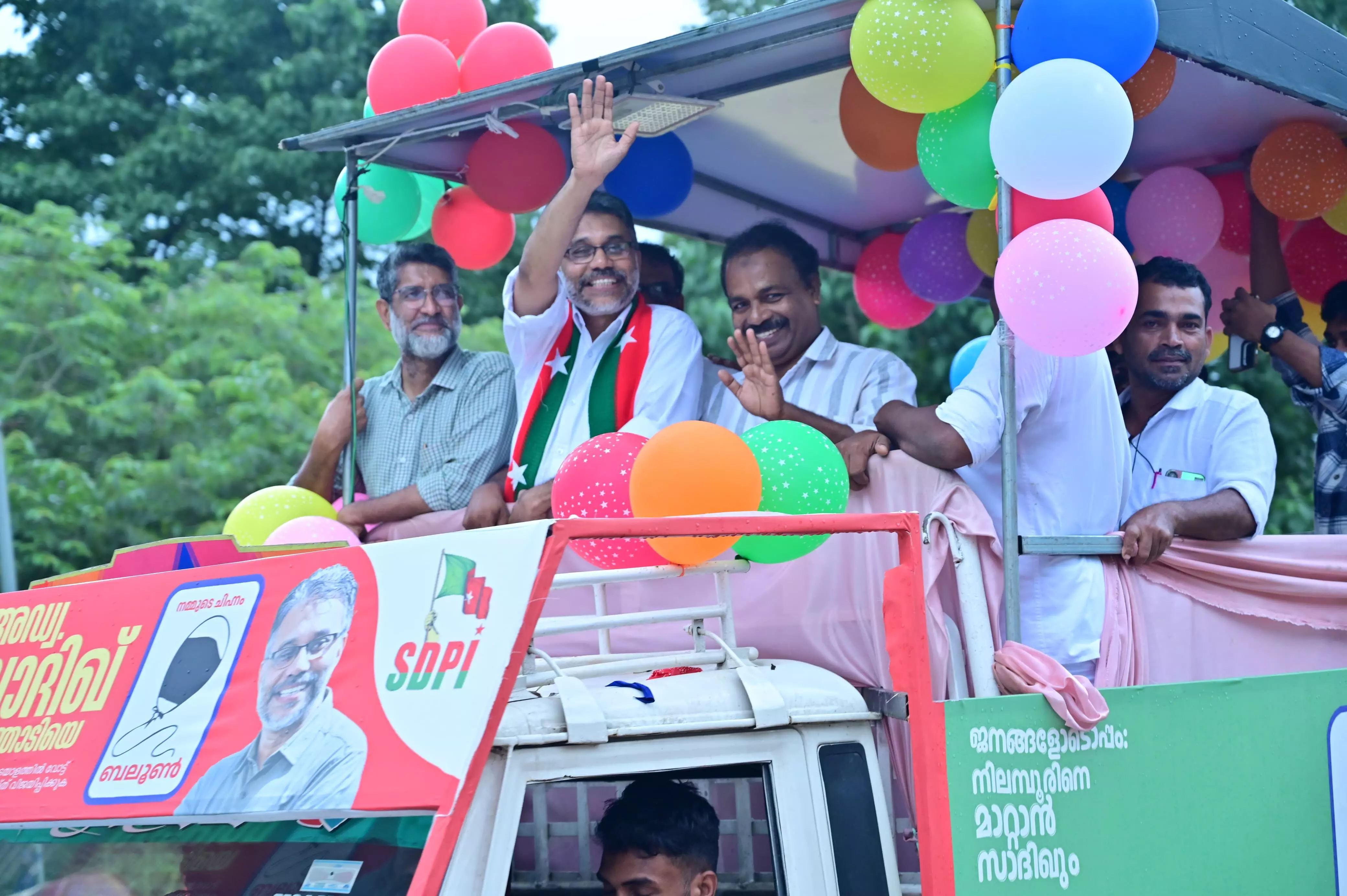 സാദിഖ് നടുത്തൊടിയെ നെഞ്ചിലേറ്റി നിലമ്പൂര്‍; ആവേശക്കടലായ് റോഡ് ഷോ