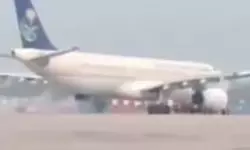 ഹജ്ജ് തീര്‍ഥാടകരുമായി ലഖ്‌നോവിലെത്തിയ വിമാനത്തില്‍നിന്ന് പുക (വീഡിയോ)