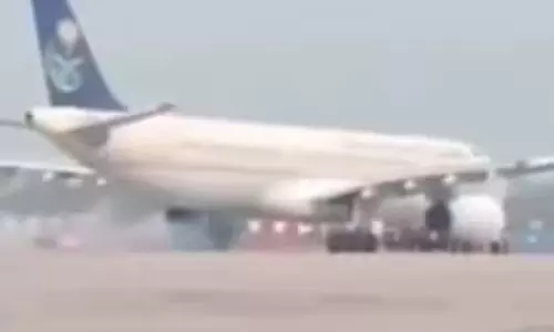 ഹജ്ജ് തീര്‍ഥാടകരുമായി ലഖ്‌നോവിലെത്തിയ വിമാനത്തില്‍നിന്ന് പുക (വീഡിയോ)