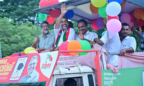 സാദിഖ് നടുത്തൊടിയെ നെഞ്ചിലേറ്റി നിലമ്പൂര്‍; ആവേശക്കടലായ് റോഡ് ഷോ