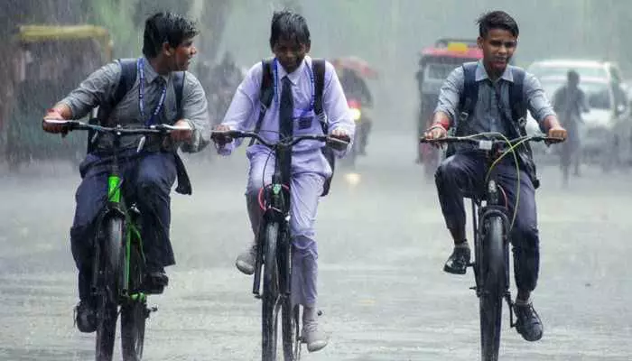 കനത്ത മഴ; വിവിധ ജില്ലകളിലെ വിദ്യാഭ്യാസ സ്ഥാപനങ്ങള്ക്ക് നാളെ അവധി കനത്ത മഴ; വിവിധ ജില്ലകളിലെ വിദ്യാഭ്യാസ സ്ഥാപനങ്ങള്ക്ക് നാളെ അവധി