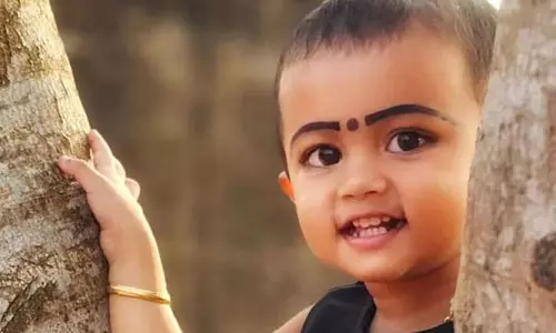 തോട്ടില്‍ വീണ് രണ്ടരവയസുകാരി മരിച്ചു