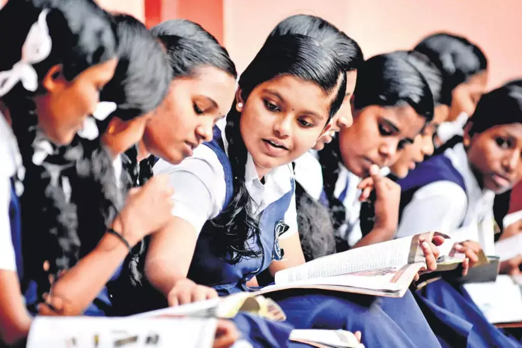 പ്ലസ് വണ് ക്ലാസുകള് ആരംഭിച്ചു പ്ലസ് വണ് ക്ലാസുകള് ആരംഭിച്ചു