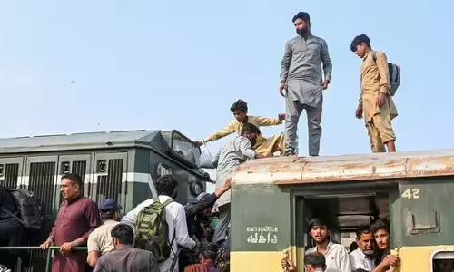 റെയില്‍വേ ട്രാക്കിന് സമീപം ബോംബ് സ്‌ഫോടനം; ആറ് ബോഗികള്‍ പാളം തെറ്റി