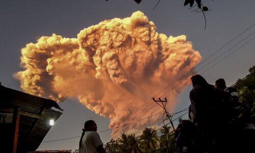 ബാലിയില്‍ അഗ്നിപര്‍വ്വത സ്‌ഫോടനം; ബാലിയിലേക്കുള്ള നിരവധി വിമാന സര്‍വീസുകള്‍ റദ്ദാക്കി