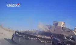 ഇസ്രായേലി സൈനിക വാഹനത്തെ ഓടിച്ചിട്ട് വെടിവച്ച് അല് ഖസ്സം ബ്രിഗേ്ഡ്സ് (വീഡിയോ) ഇസ്രായേലി സൈനിക വാഹനത്തെ ഓടിച്ചിട്ട് വെടിവച്ച് അല് ഖസ്സം ബ്രിഗേ്ഡ്സ് (വീഡിയോ)