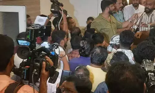 പതിനാലുകാരിയുടെ ആത്മഹത്യയില് സ്കൂളിനെതിരെ ആരോപണം; പ്രതിഷേധം പതിനാലുകാരിയുടെ ആത്മഹത്യയില് സ്കൂളിനെതിരെ ആരോപണം; പ്രതിഷേധം