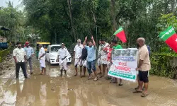 നരിപ്പറമ്പ്-പോത്തനൂര് റോഡിന്റെ ശോചനീയാവസ്ഥ; എസ്ഡിപിഐ റോഡ് ഉപരോധിച്ചു നരിപ്പറമ്പ്-പോത്തനൂര് റോഡിന്റെ ശോചനീയാവസ്ഥ; എസ്ഡിപിഐ റോഡ് ഉപരോധിച്ചു