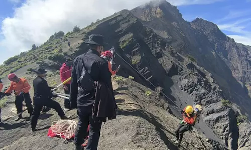 ട്രക്കിങിനിടെ അഗ്‌നിപര്‍വ്വതത്തിനുള്ളിലേക്ക് കാല്‍ വഴുതി വീണ് ബ്രസീല്‍ സ്വദേശിനി മരിച്ചു