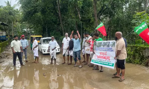 നരിപ്പറമ്പ്-പോത്തനൂര്‍ റോഡിന്റെ ശോചനീയാവസ്ഥ; എസ്ഡിപിഐ റോഡ് ഉപരോധിച്ചു
