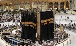 മക്കയിലെ വിശുദ്ധ കഅ്ബയ്ക്ക് പുതിയ കിസ്‌വ അണിയിച്ചു(വിഡിയോ)