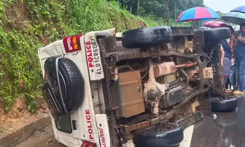 പോലീസ് ജീപ്പ് നിയന്ത്രണംവിട്ട് മറിഞ്ഞു പോലീസ് ജീപ്പ് നിയന്ത്രണംവിട്ട് മറിഞ്ഞു